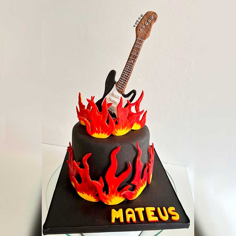 Bolo Rock'n Roll: Guitarra, Chamas e Atitude em Pasta Americana